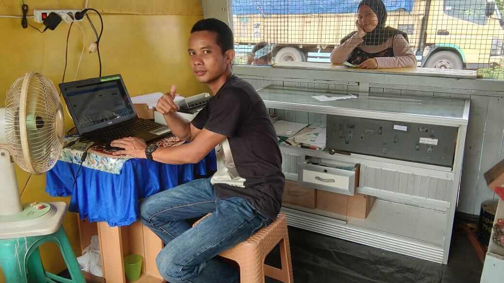 Sahabat loket PPOB Lunasin sedang membantu melakukan transaksi pelanggan